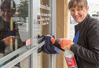 Visa volunteer participates in annual holiday clean-up program on 25th Avenue